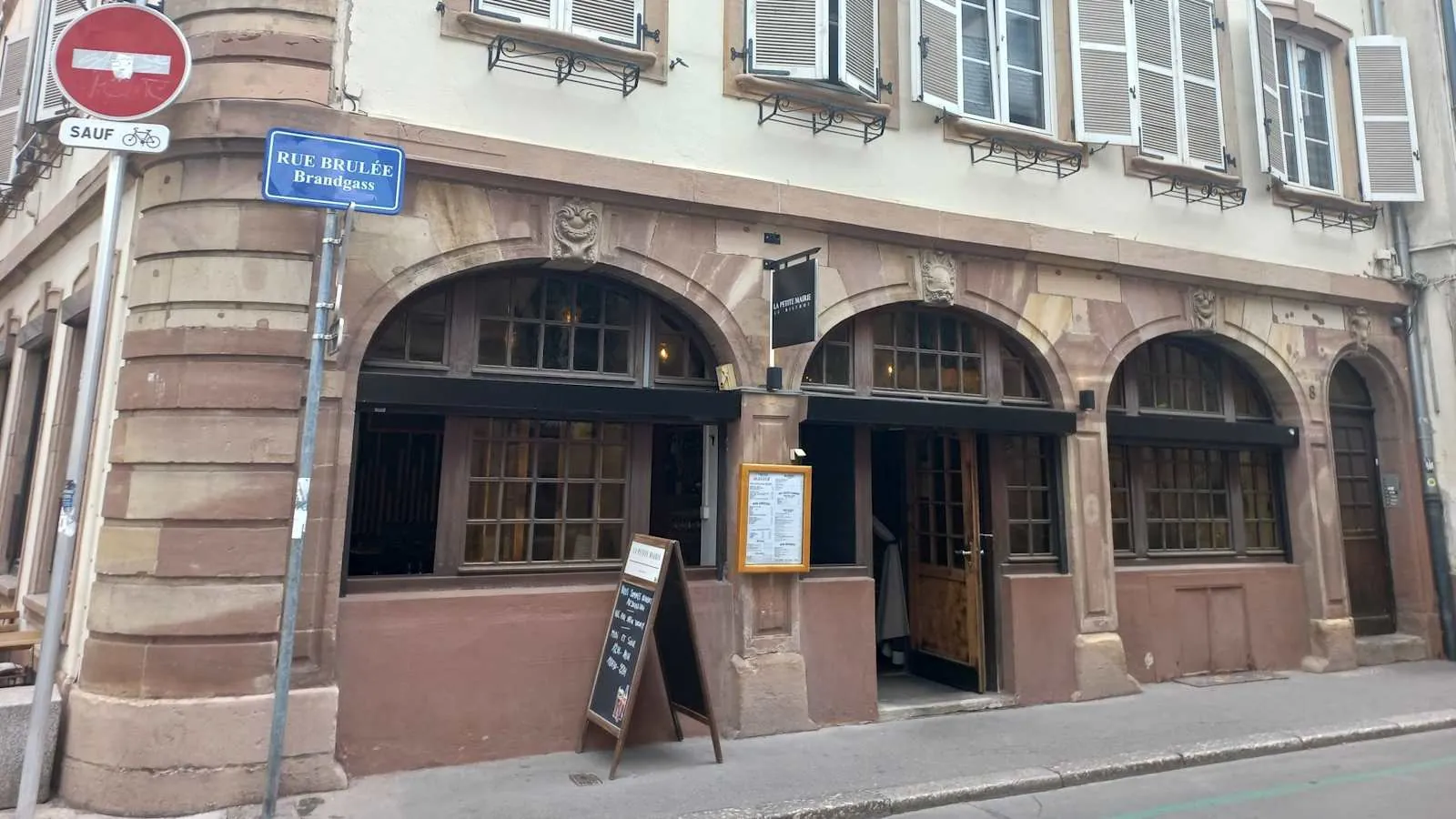 La façade en grès rose de La Petite Mairie, rue Brûlée